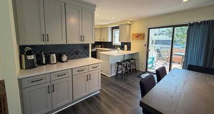Spacious 3BR End Unit Townhome with Pool, 3 Blocks to Beach