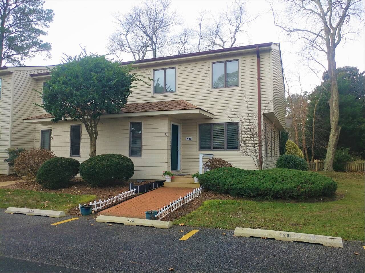 Spacious 3BR End Unit Townhome, 3 Blocks to Beach