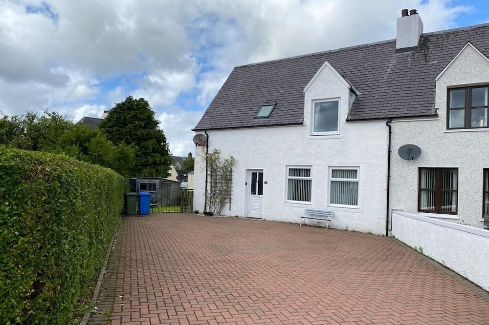 Sleeps 6: Large 4 Bedroom, 4 Bathroom House in Central Portree