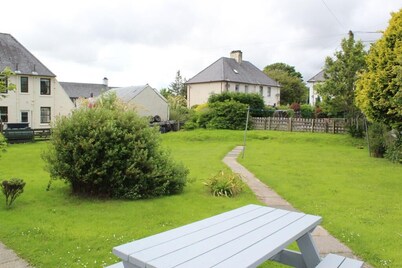 Sleeps 6: Large 4 Bedroom, 4 Bathroom House in Central Portree