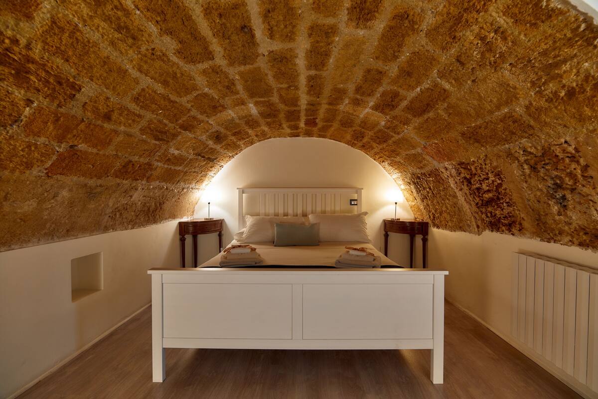 Deluxe Suite, Sea View | 1 bedroom, in-room safe, desk, free cots/infant beds