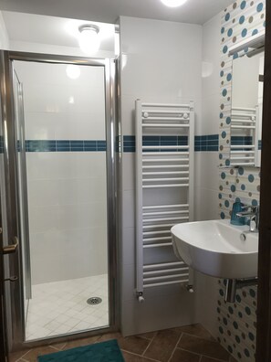 Dusche, Haartrockner, Bidet, Handtücher