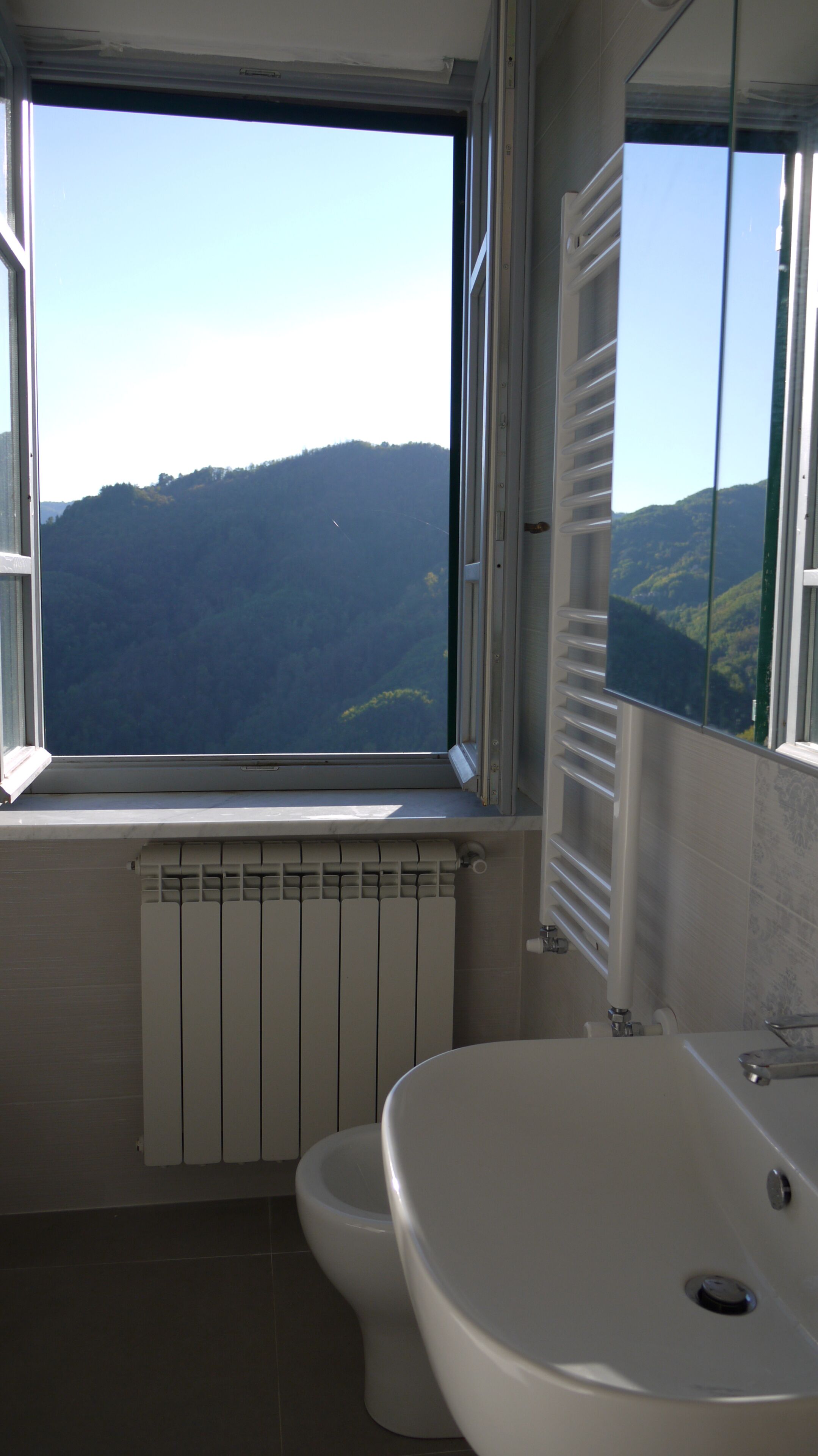 Douche, sèche-cheveux, bidet, serviettes fournies