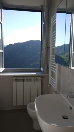 Douche, sèche-cheveux, bidet, serviettes fournies