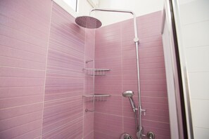 Dusche, Haartrockner, Bidet, Handtücher