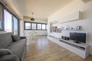 Fernseher, Bücher, Stereoanlage
