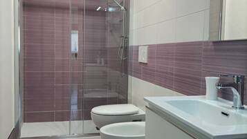 Doccia, asciugacapelli, bidet, asciugamani