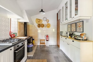 Une cuisine moderne équipée d’une cuisinière à gaz, d’un four à micro-ondes et de placards.