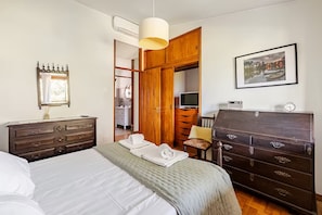 4 chambres, bureau, fer et planche à repasser, lit de bébé portatif