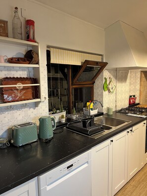 Fridge, microwave, oven, stovetop - Cottage in Amarante-Porto (Amarante)