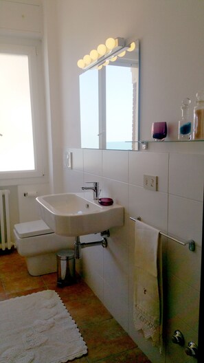 Dusche, Haartrockner, Bidet, Seife