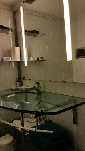 Shower, hair dryer, bidet, towels - Small apartment 50 m from St. Mark's Square CIN: IT027042C13EZVRCDO (Venezia)
