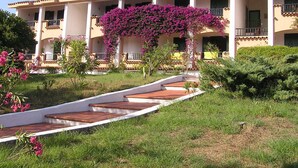 A hotel with a central courtyard, surrounded by balconies and a covered walkway. - Residence Pinnetta - 6-seater apartment with free pool and WiFi (Calabitta)