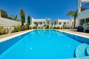 Outdoor pool - Luxury villa, overflow pool, close to beach, close to centre of Protaras (Protaras, Paralimni,)