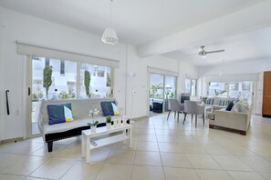 TV, table tennis - Luxury villa, overflow pool, close to beach, close to centre of Protaras (Protaras, Paralimni,)
