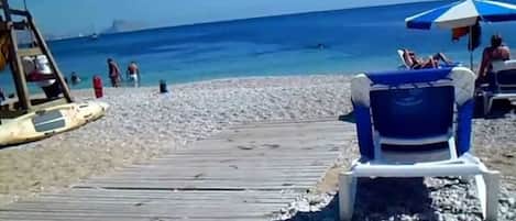 Platja a a prop, gandules de platja i tovalloles de platja