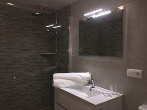 Douche, sĂšche-cheveux, serviettes fournies
