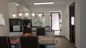 A modern kitchen with a dining area. - Albir Apartment  in House with Community Pool, with the Garden (l'Alfàs del Pi)