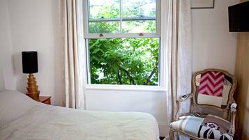 Iron/ironing board, free WiFi, bed sheets