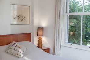 Tabla de planchar con plancha, wifi gratis, ropa de cama