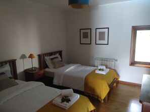 6 bedrooms, iron/ironing board, WiFi, bed sheets - Aveleira House, Ponte de Lima (Ponte d eLima)