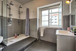 Een haardroger, handdoeken, zeep, shampoo