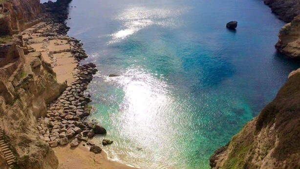 A coastal landscape with a clear view of the sea, rocky cliffs, and a sandy beach. - VILLA ALDA TWO ROOMS APARTMENT - Apartment with Enchanting View (Santa Cesarea Terme)