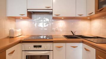 KĂŒhlschrank, Mikrowelle, Ofen, Hochstuhl