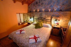 2 bedrooms, iron/ironing board, WiFi