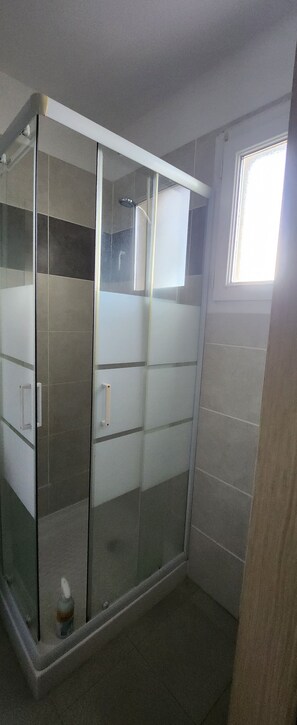 Shower, hair dryer, towels - Comfortable garden level⭐⭐⭐ between sea and mountains (Prunelli-di-Fiumorbo)