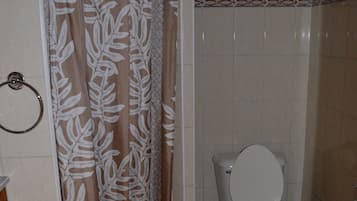 Douche, articles de toilette gratuits, sĂšche-cheveux
