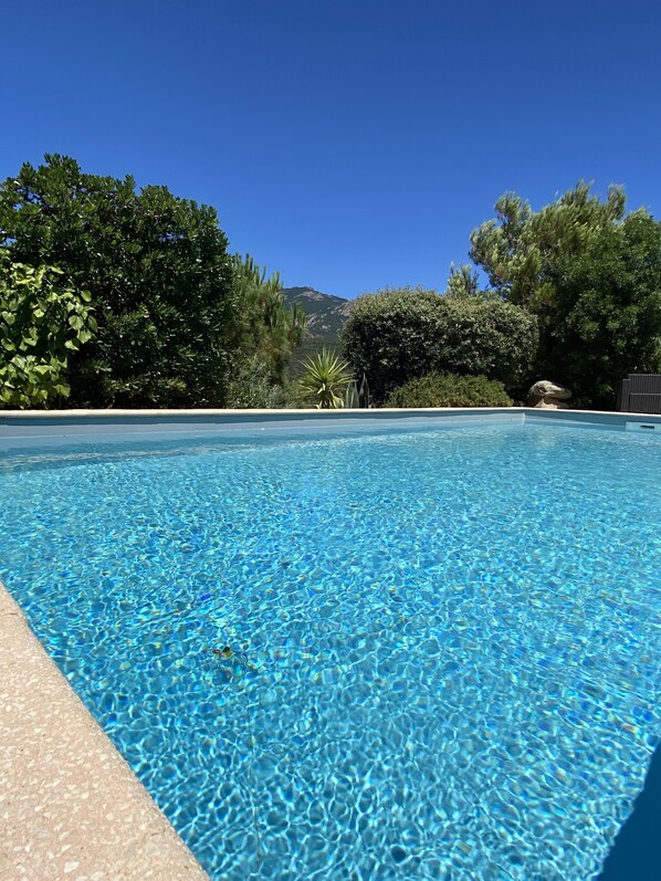 Una piscina al aire libre, una piscina climatizada