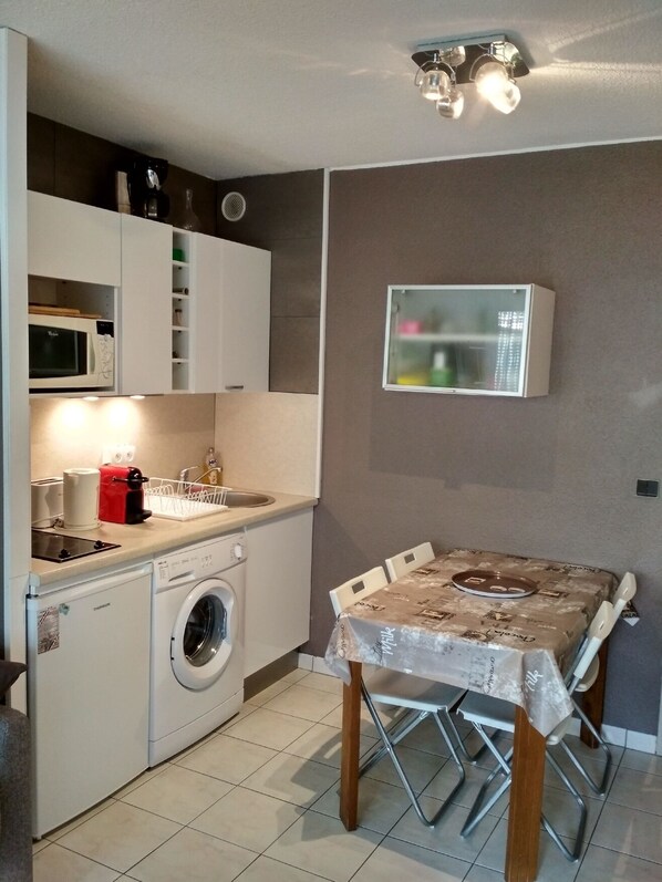Fridge, microwave, coffee/tea maker, electric kettle