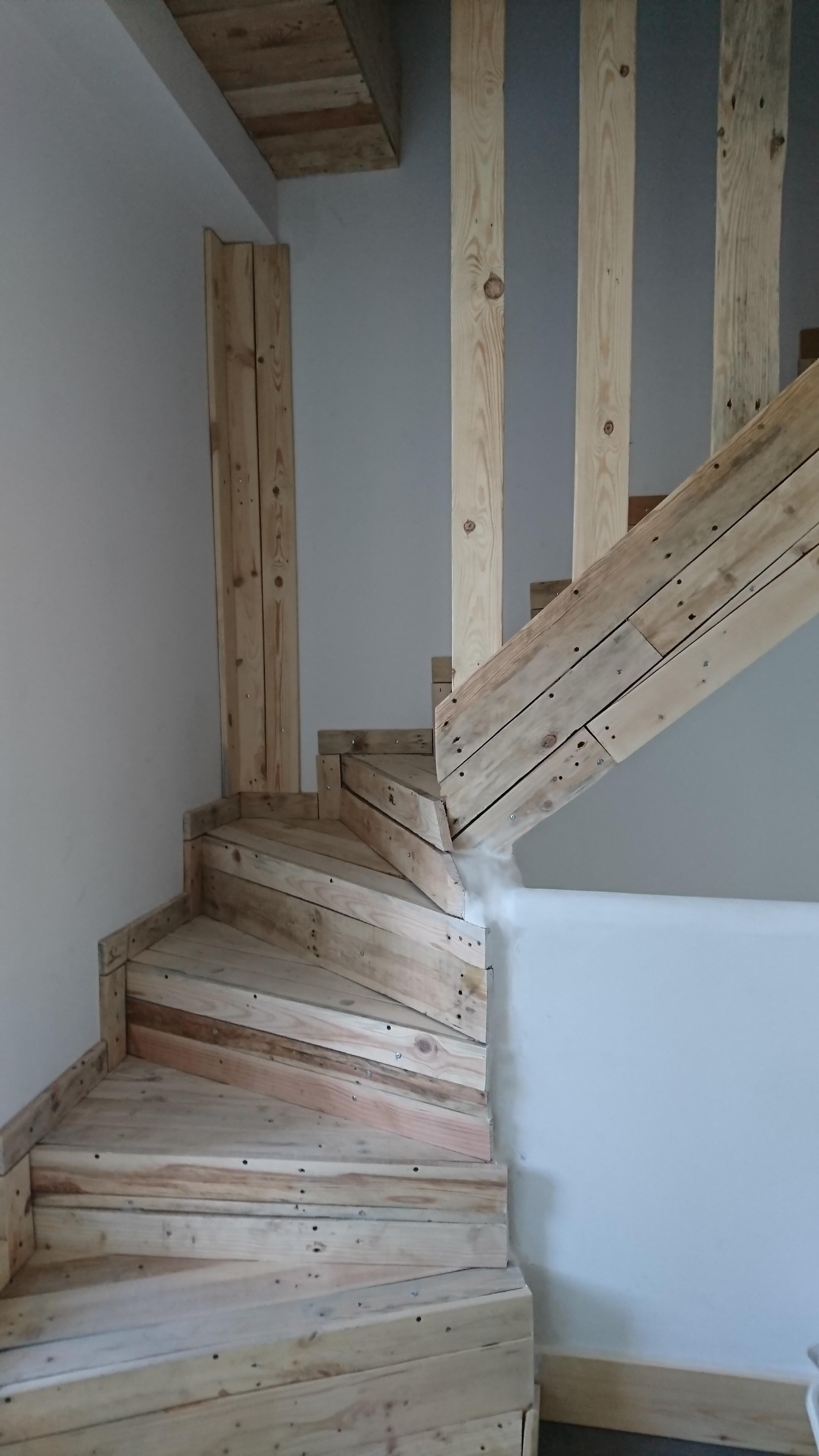 Eine Holztreppe mit schlichtem Design, gefertigt aus hellem Holz.