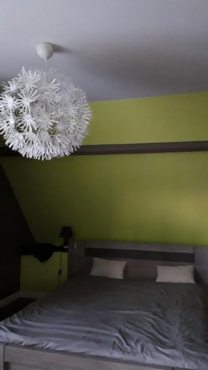 2 quartos, ferros/tábuas de passar roupa, roupa de cama