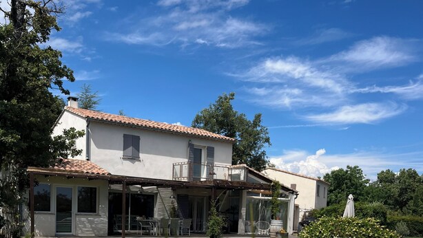 A house with a swimming pool, a covered patio, and a well-maintained lawn. - Pleasant house in Luberon with swimming pool, France (Viens)