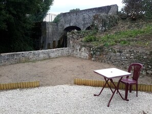 Outdoor dining - Mini gîte, studette (Bonny-sur-Loire)