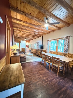 Dining - Unique 7br 3ba Cabin, Catfish Lake Eagle River Chain, sleeps 14! lakeside decks (Eagle River)