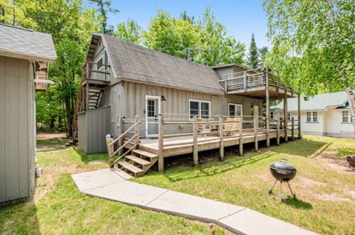 Unique 7br 3ba Cabin, Catfish Lake Eagle River Chain, sleeps 14! lakeside decks