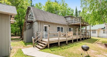Unique 7br 3ba Cabin, Catfish Lake Eagle River Chain, sleeps 14! lakeside decks