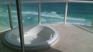 Tina de hidromasaje al aire libre