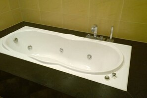 Douche, serviettes fournies, savon, shampoing