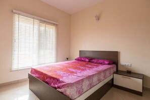3 chambres, fer et planche à repasser, Wi-Fi, draps fournis
