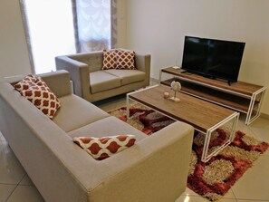 Fernseher, Tischtennisplatte, Bücher