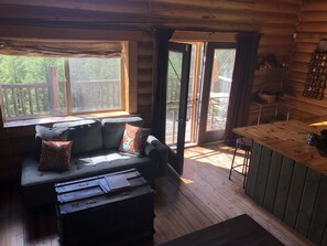 Fernseher, Kamin, Bücher, Stereoanlage