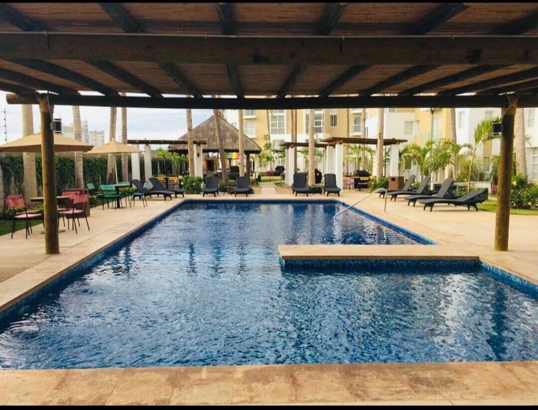 Valeria's Beautiful Almar Condo for 6, walk 500 meters to the beach