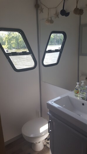 Douche, serviettes fournies, savon, papier toilette