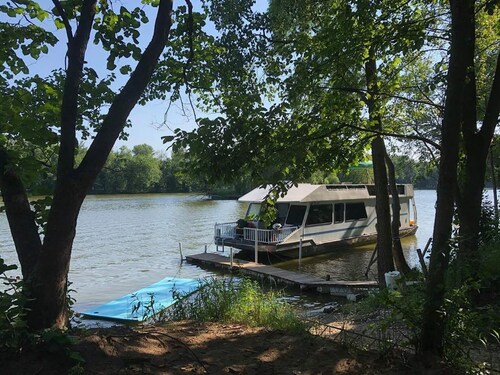 Houseboat on Grand River on private wooded lot