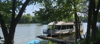 Houseboat on Grand River on private wooded lot
