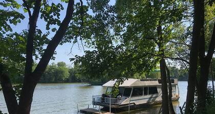 Houseboat on Grand River on private wooded lot